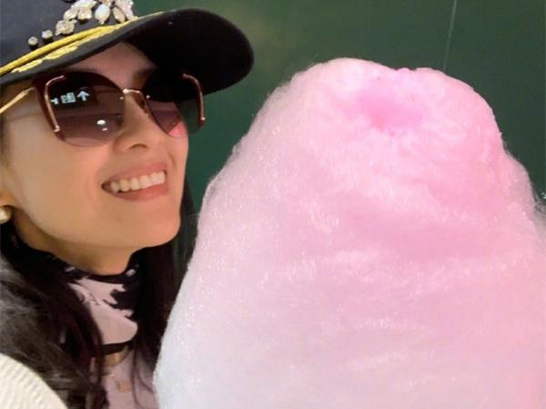 宠娃!章子怡跪地喂女儿吃棉花糖,醒醒越来越漂