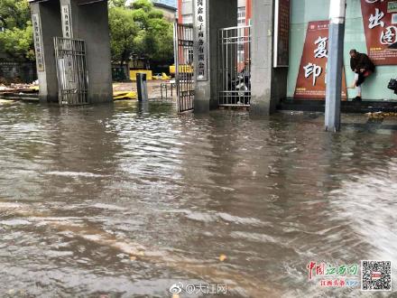 江西上饶鹰潭等地突降冰雹 赣州气温飙升至30