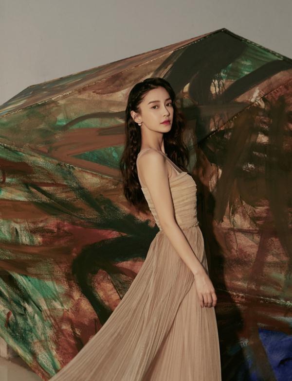 Angelababy飘逸艺术展费用亮相仙气十足建筑设计纱裙v费用方式图片