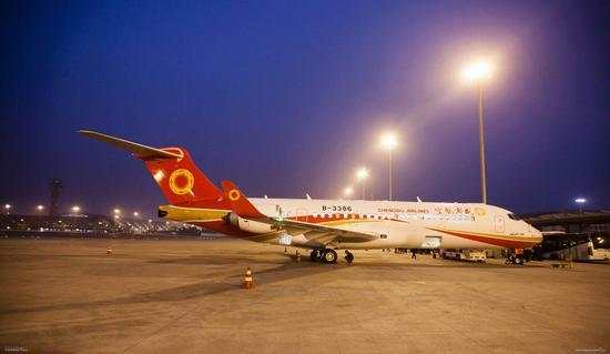 航班的arj21飞机,从成都起飞,经停济南后准时抵达哈尔滨太平国际机场