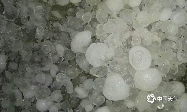 鸡蛋大冰雹袭击河北遵化 汽车被砸“满脸花” 鸡蛋大冰雹袭击河北遵化 汽车被砸“满脸花”