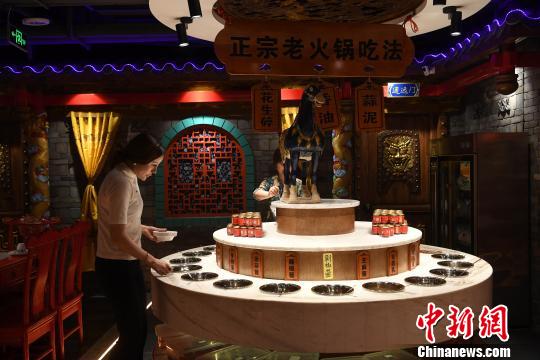 探访重庆“火锅博物馆” 工作人员着古装为顾客服务 探访重庆“火锅博物馆” 工作人员着古装为顾客服务