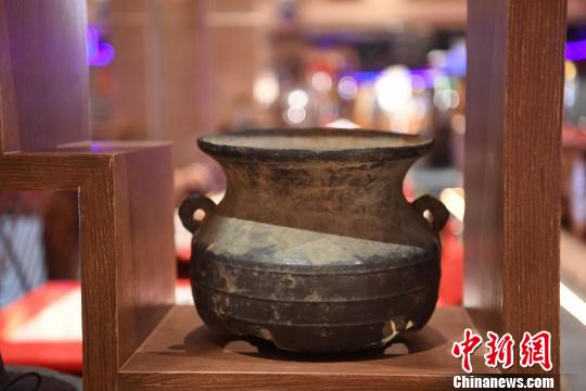 探访重庆“火锅博物馆” 工作人员着古装为顾客服务 探访重庆“火锅博物馆” 工作人员着古装为顾客服务