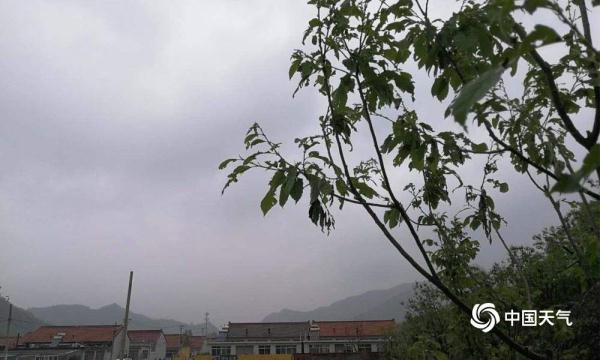 鸡蛋大冰雹袭击河北遵化 汽车被砸“满脸花” 鸡蛋大冰雹袭击河北遵化 汽车被砸“满脸花”