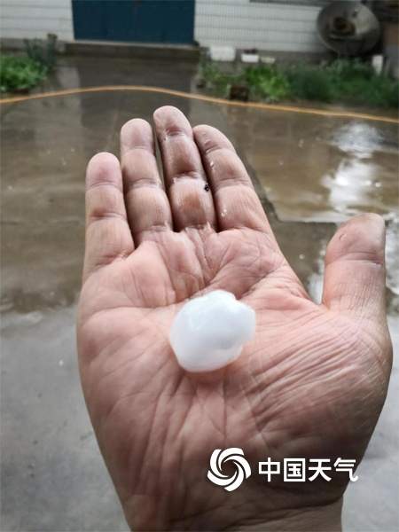 鸡蛋大冰雹袭击河北遵化 汽车被砸“满脸花” 鸡蛋大冰雹袭击河北遵化 汽车被砸“满脸花”
