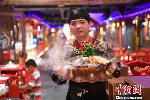 探访重庆“火锅博物馆” 工作人员着古装为顾客服务 探访重庆“火锅博物馆” 工作人员着古装为顾客服务
