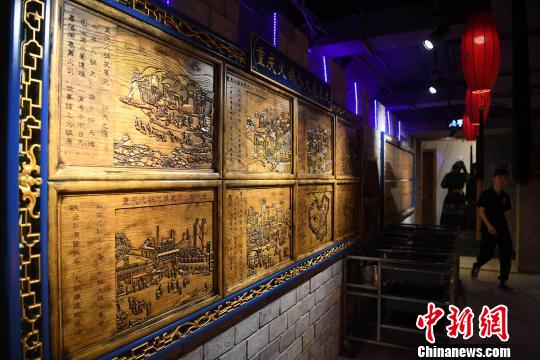 探访重庆“火锅博物馆” 工作人员着古装为顾客服务 探访重庆“火锅博物馆” 工作人员着古装为顾客服务