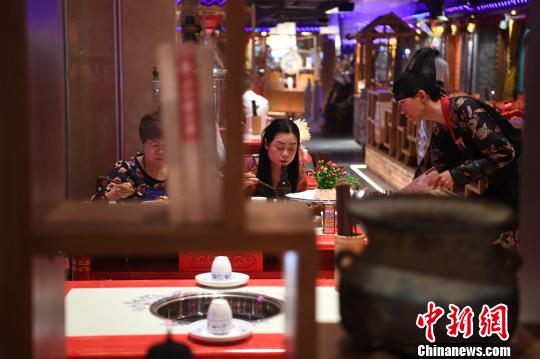 探访重庆“火锅博物馆” 工作人员着古装为顾客服务 探访重庆“火锅博物馆” 工作人员着古装为顾客服务