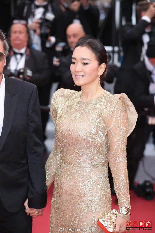 巩俐夫妻牵手走红毯 巩皇依然选择裸色口红