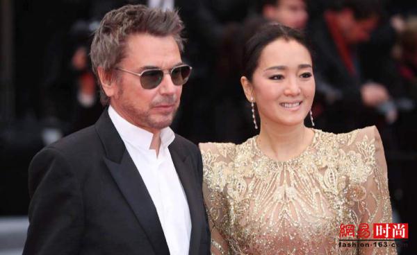 巩俐夫妻牵手走红毯 巩皇依然选择裸色口红