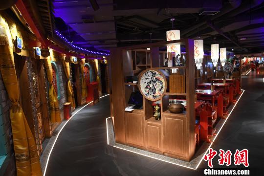 探访重庆“火锅博物馆” 工作人员着古装为顾客服务 探访重庆“火锅博物馆” 工作人员着古装为顾客服务