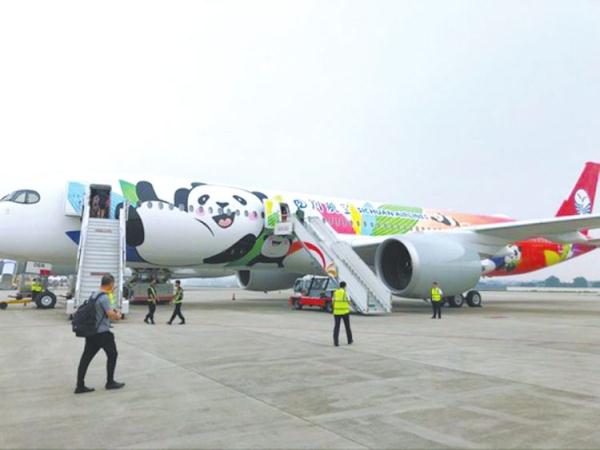 5月26日,四川航空第2架身披熊猫彩绘新装的空客a350飞机从成都