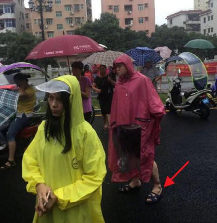 小岳岳下雨天接孩子 穿拖鞋红雨衣打扮低调
