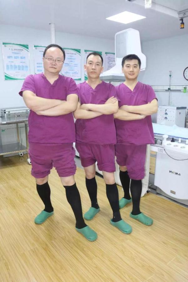 这家医院有群穿“丝袜”的男人，原因又暖又辛酸