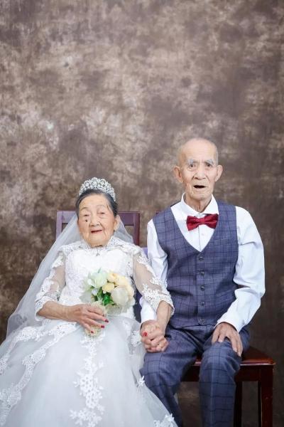 圆重病老爷爷愿望 成都这个社区为90多岁高龄夫妻拍摄