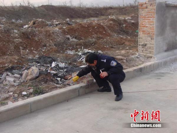 每次奔赴任务前,他都要和同事合影……