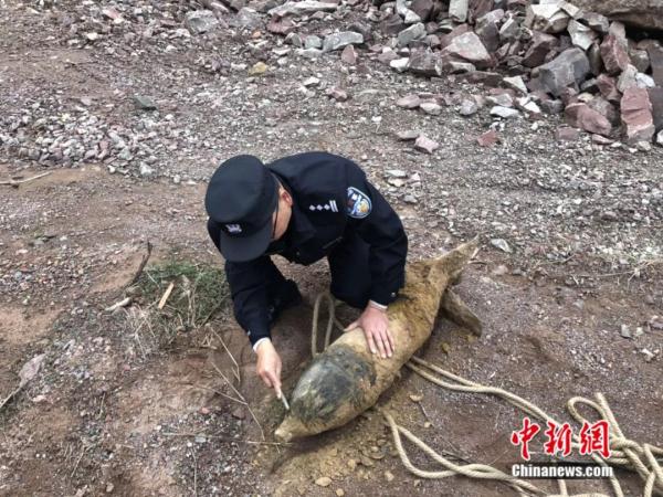 每次奔赴任务前,他都要和同事合影……