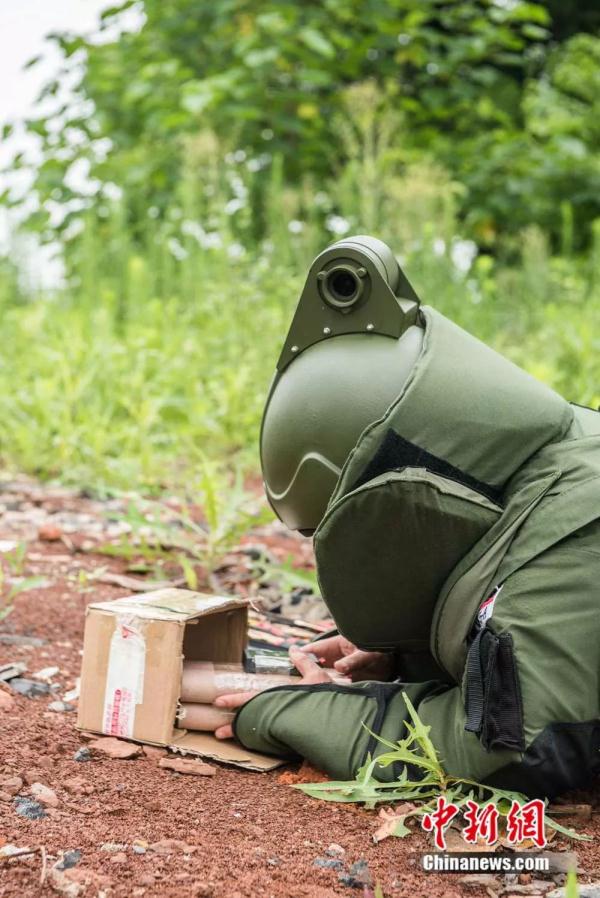 每次奔赴任务前,他都要和同事合影……