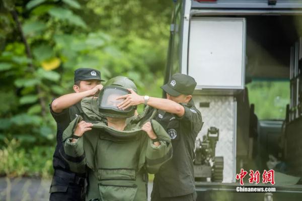 每次奔赴任务前,他都要和同事合影……