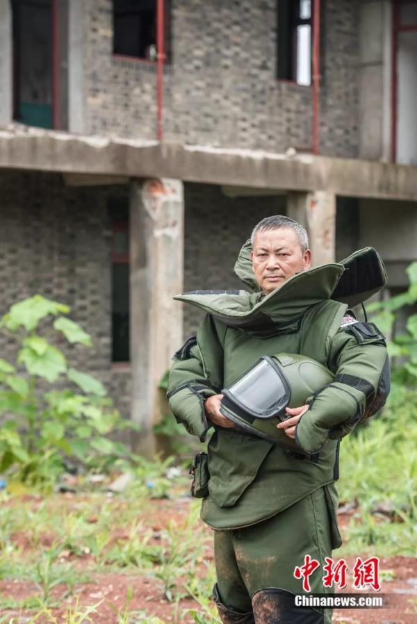 每次奔赴任务前,他都要和同事合影……