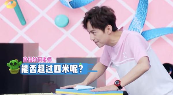 王俊凯以全新身份回归《快乐大本营》,和何炅哐哐撞桌子又是为何 王俊凯以全新身份回归《快乐大本营》,和何炅哐哐撞桌子又是为何