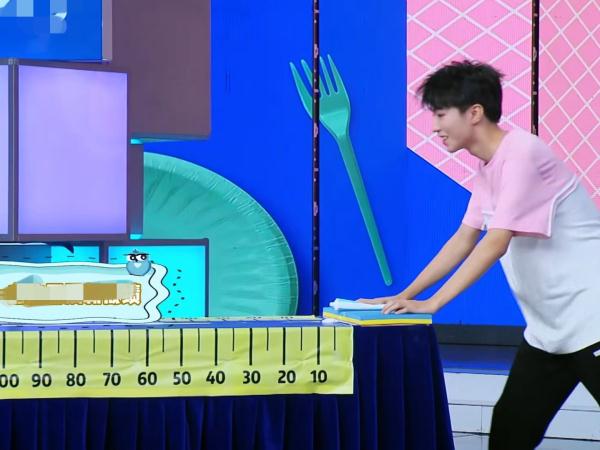 王俊凯以全新身份回归《快乐大本营》,和何炅哐哐撞桌子又是为何 王俊凯以全新身份回归《快乐大本营》,和何炅哐哐撞桌子又是为何
