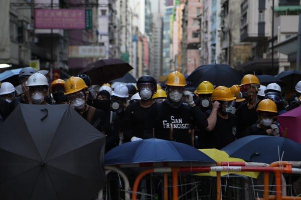 两张香港今日非法集会现场照，告诉你境外受众看到的会是什么
