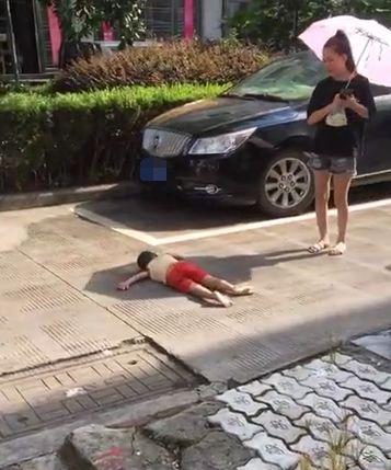 福建台州一小孩意外坠楼,好心女子为其撑伞挡太阳!