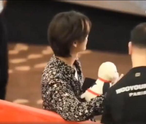 鹿晗被衣服直接砸脸,表情丝毫没有变化,身边保镖的动作获赞图片 28089 600x510