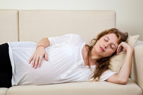 孕晚期太注重睡姿，孕妈几乎失眠，胎儿却是委屈的