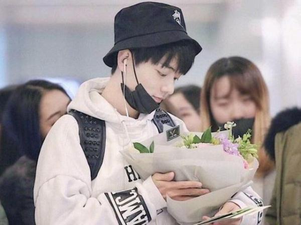 肖战昔日同桌爆料其高中生活：没整容，是个温柔又努力的人