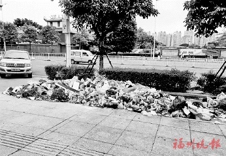 曝光!夜行闽江大道,他们偷倒垃圾60米
