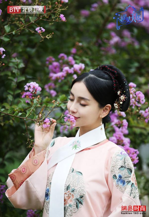 baby首度尝试清宫造型 一颦一笑显尽温柔