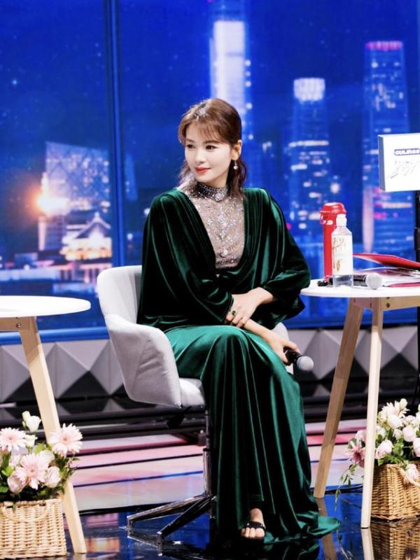 刘涛穿丝绒长裙美得像油画 刘涛穿丝绒长裙美得像油画