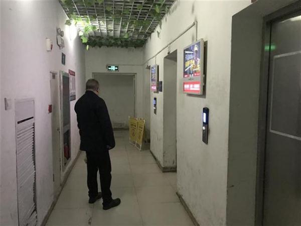 电梯停摆一周,两百余住户挤乘一部电梯 电梯停摆一周,两百余住户挤乘一部电梯