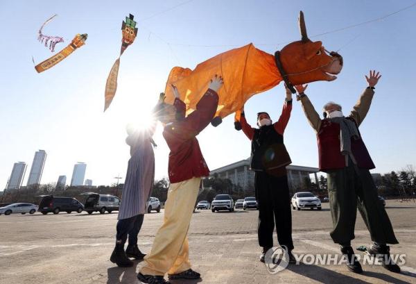 韩国民众放飞大型黄牛风筝 祈愿祛除新冠疫情