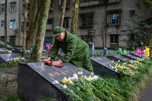 镜头清明祭英烈