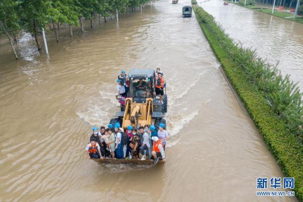 暴雨突袭下的生命接力—郑州万名医院患者大转移纪实