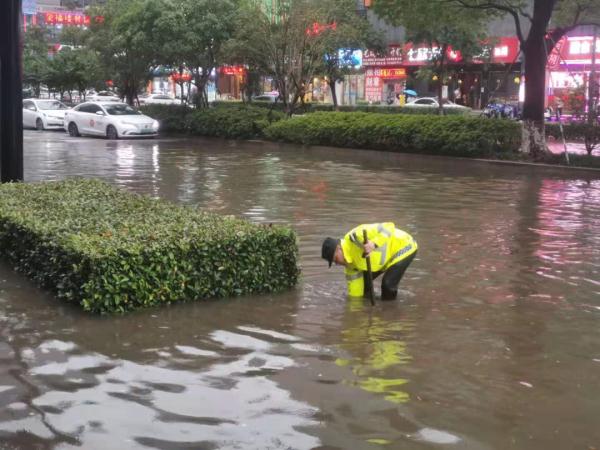 昨晚"杭州暴雨"冲上热搜,有居民自嘲:开船出门