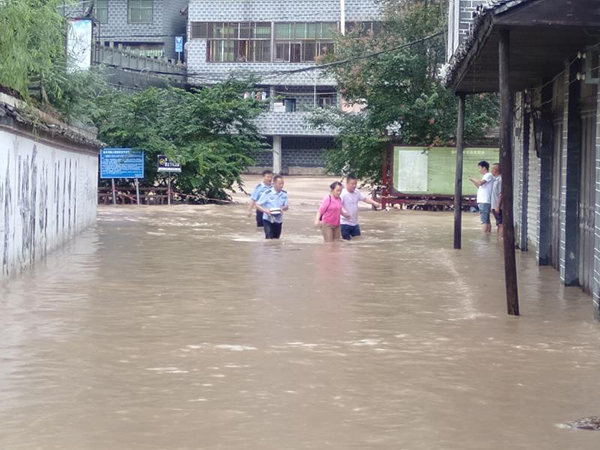 暴雨突至 湖南龙山公安闻汛即动开展救援