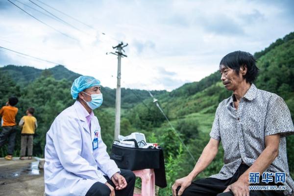 新华全媒 丨穿行在苗山彝岭间的"摩托"村医