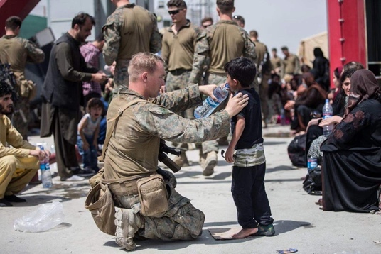 美国防部发布美军"关爱"阿富汗儿童照片,网友很快提出