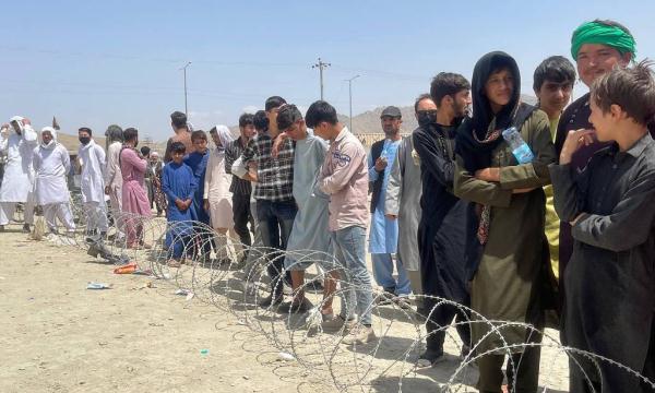 21日阿富汗民众在喀布尔机场外排队等待