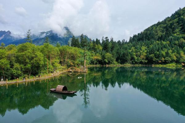 湖光山色官鹅沟