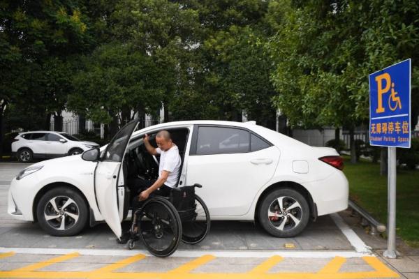 让残疾人生活更便利,中国这样推动无障碍改造