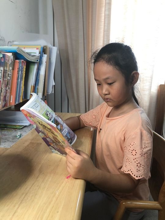 北京后沙峪中心小学二年级学生许牧桐在家读书.受访者供图