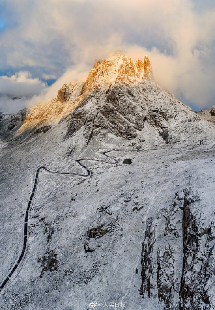 9月7日,四川阿坝州阿坝县莲宝叶则风景区天气清朗,雪山云海,霞光湖泊