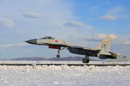 月上旬,渤海湾畔雪后初霁,海军航空大学某试训基地机场跑道上战机列阵