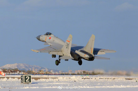 月上旬,渤海湾畔雪后初霁,海军航空大学某试训基地机场跑道上战机列阵