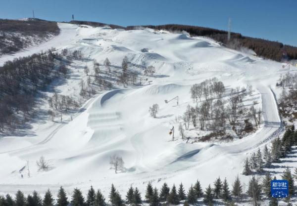 这是12月6日拍摄的云顶滑雪公园赛道造雪的场景(无人机照片.